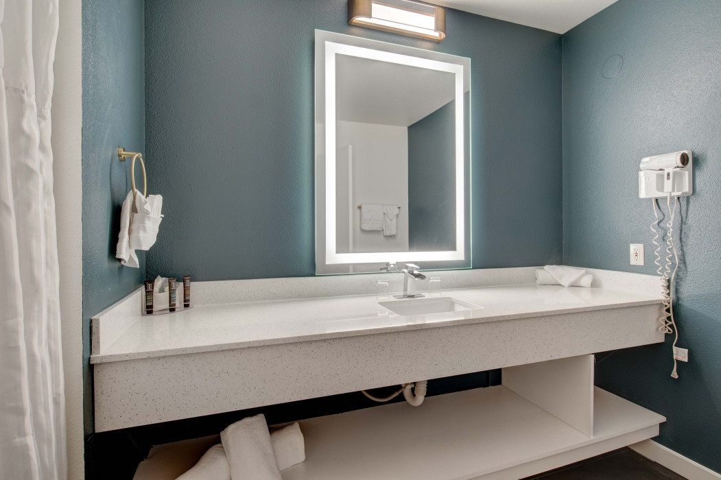 Deluxe Family Suite Kitchen With Ocean View Bathroom