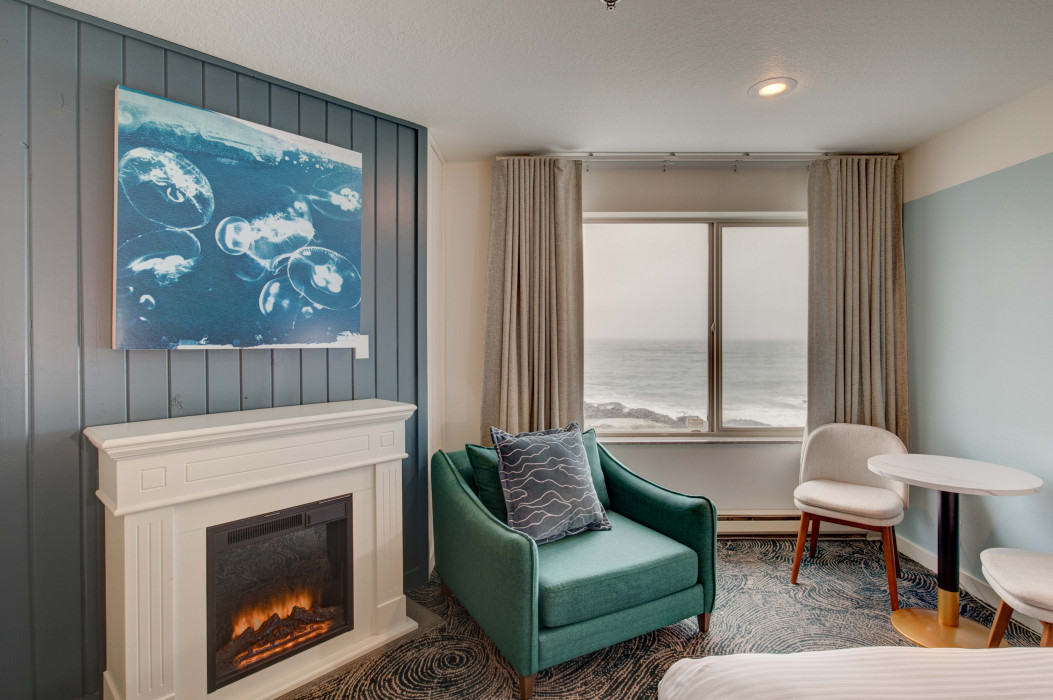 King Ocean View Living Area